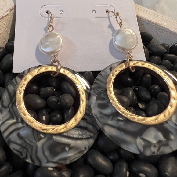 Coin Pearl & Cut-Out Gray Marbled Disk Earring - Picture 3 of 6